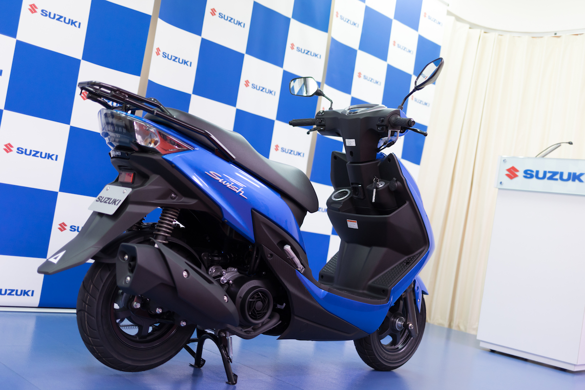 新発売スズキの125ccスクーターSWISH(スウィッシュ)はアドレスV100を思い出させる | バイクるん