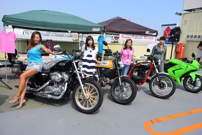 スポーツカー女子のコミュニティにバイク女子が乱入したって バイクるん
